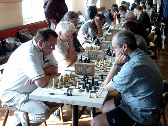 Heiße Phase in Runde 4: Favoriten unter sich
